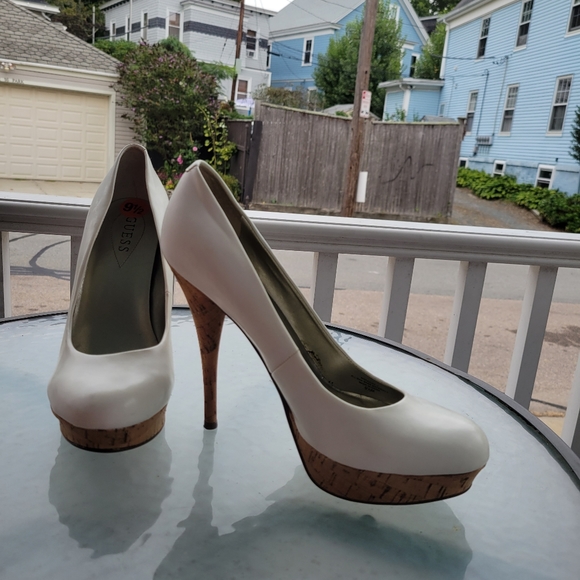 High heels by Guess - Picture 2 of 3